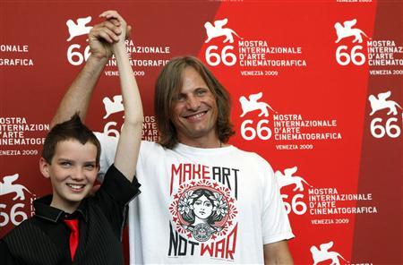 Viggo Mortensen y su hijo en la ficción, Kodi Smit-McPhee, en la presentación de la película